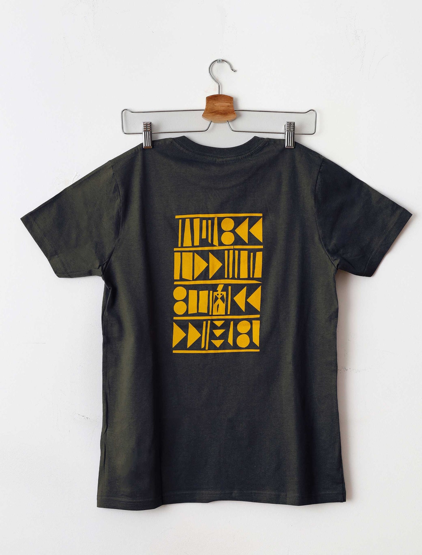 Χαρτοκοπτική. T-shirt με τύπωμα στην πλάτη