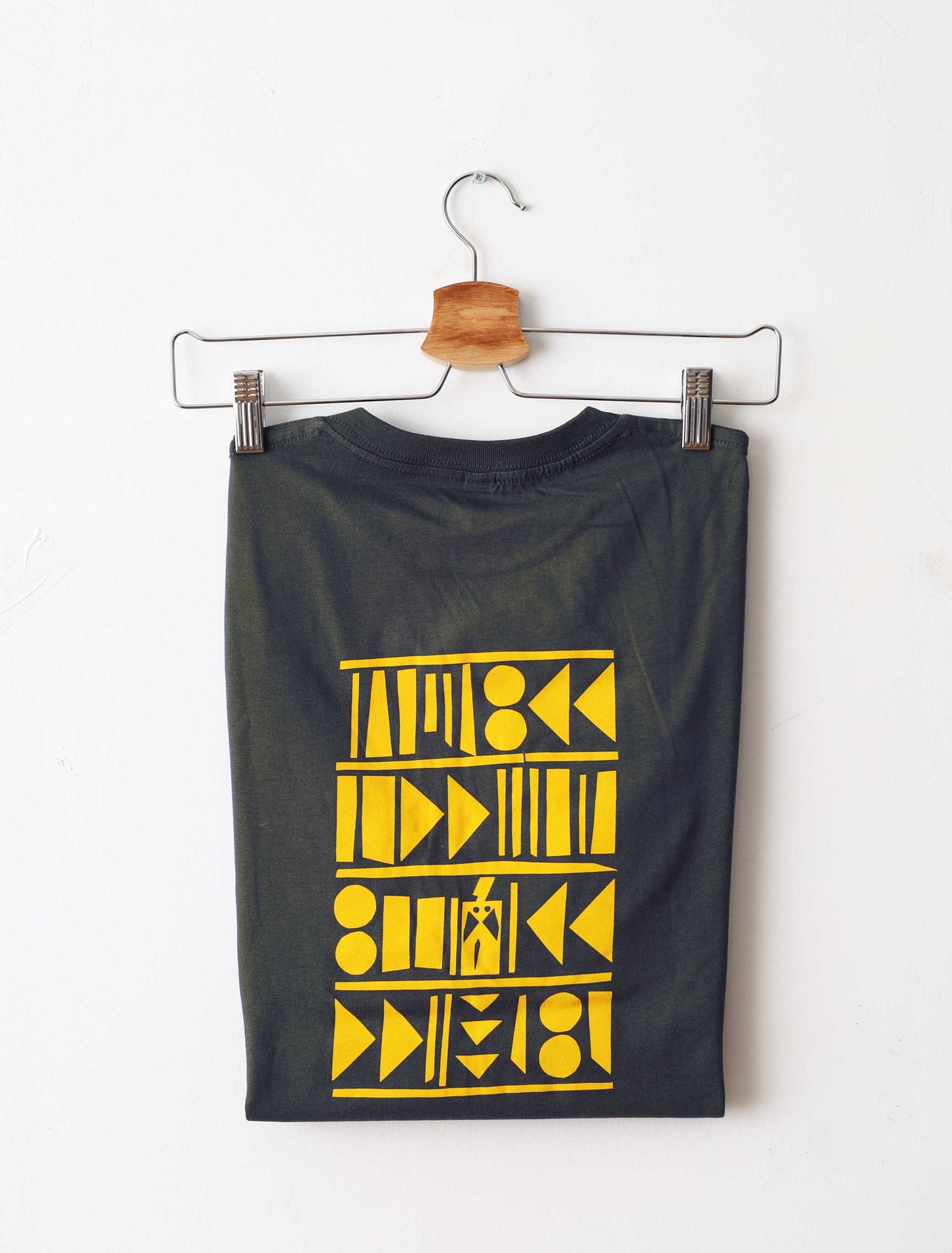 Χαρτοκοπτική. T-shirt με τύπωμα στην πλάτη
