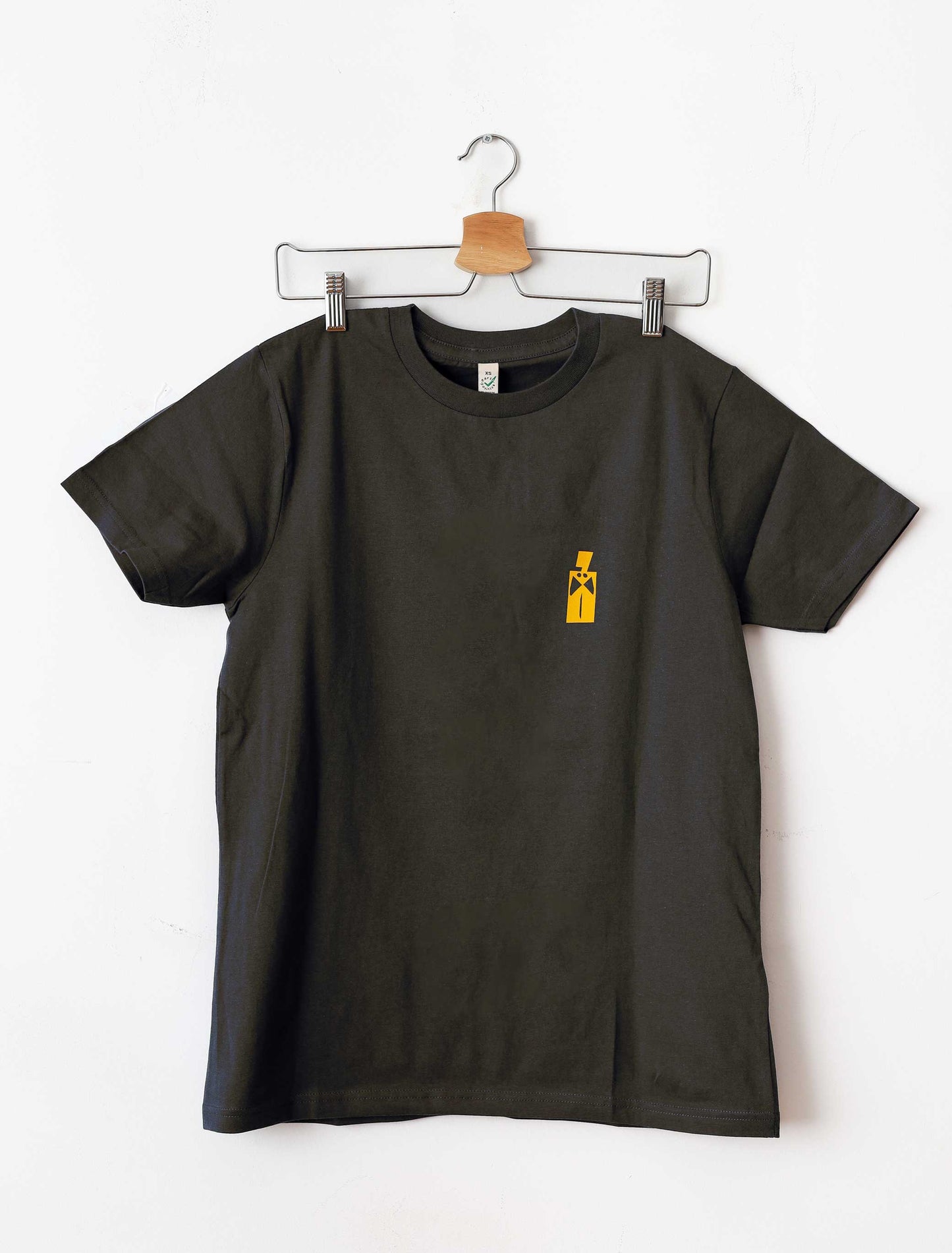 Χαρτοκοπτική. T-shirt με τύπωμα στην πλάτη