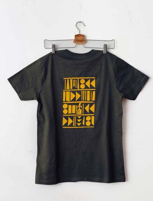 Χαρτοκοπτική. T-shirt με τύπωμα στην πλάτη
